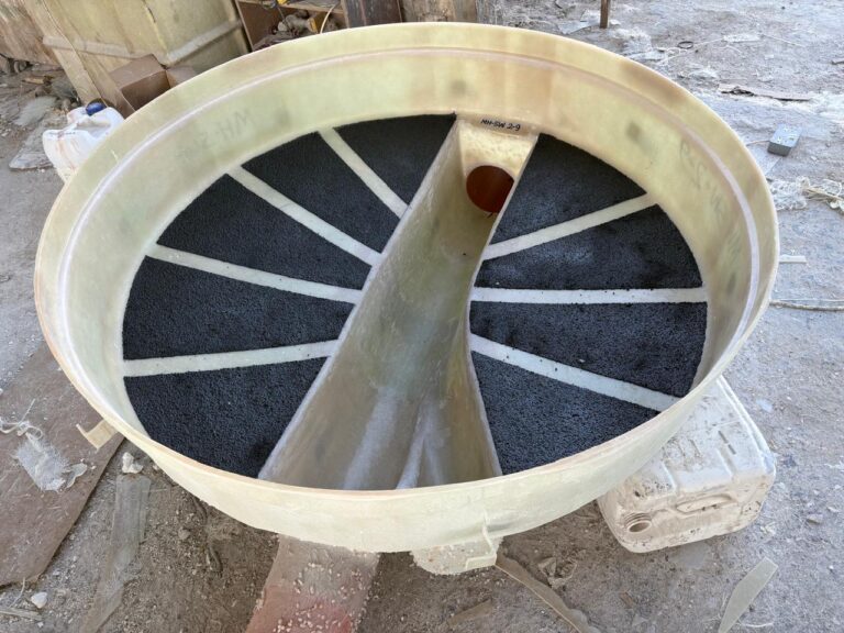Large chamber with radial baffles