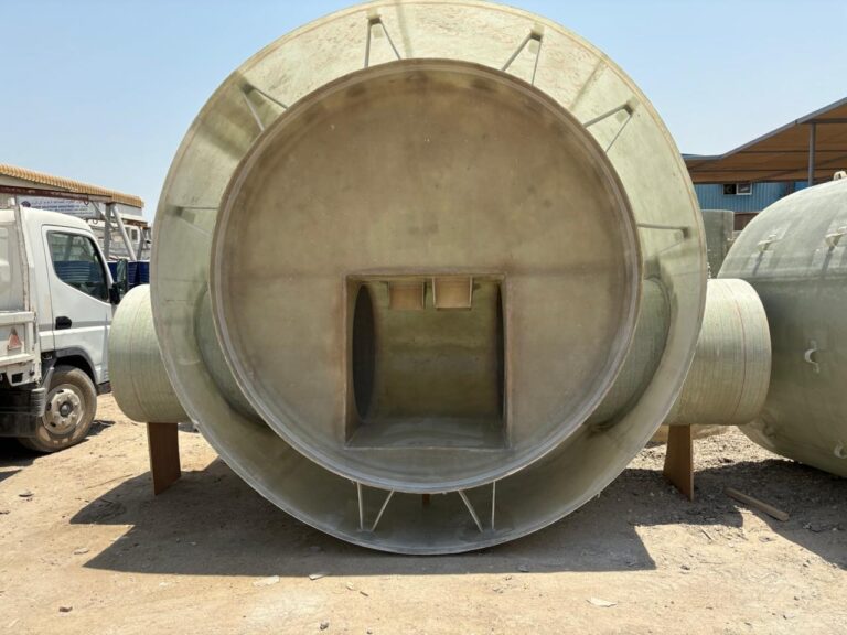 Large-diameter tank with access opening